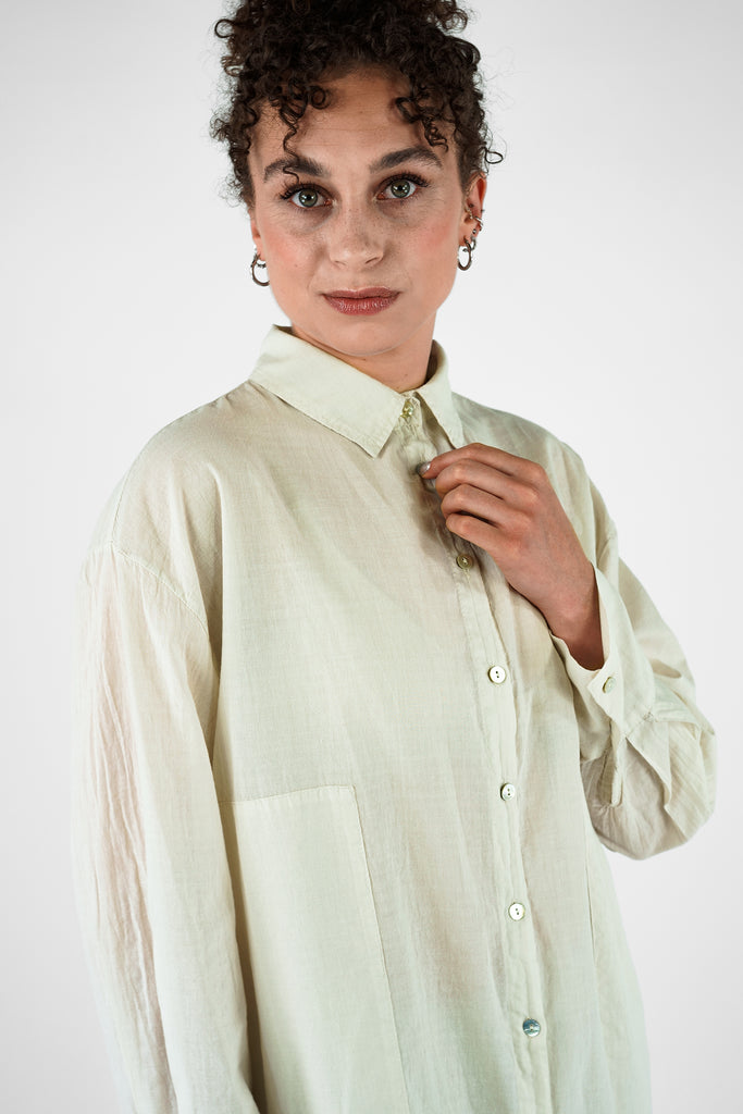 Bluse mit großen Taschen aus Baumwolle-Voile in beige.