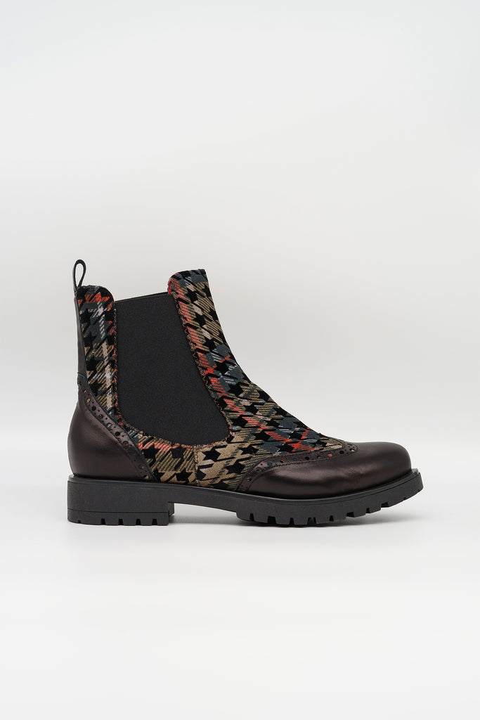 Chelsea-Boot mit Budapester Muster in schwarz