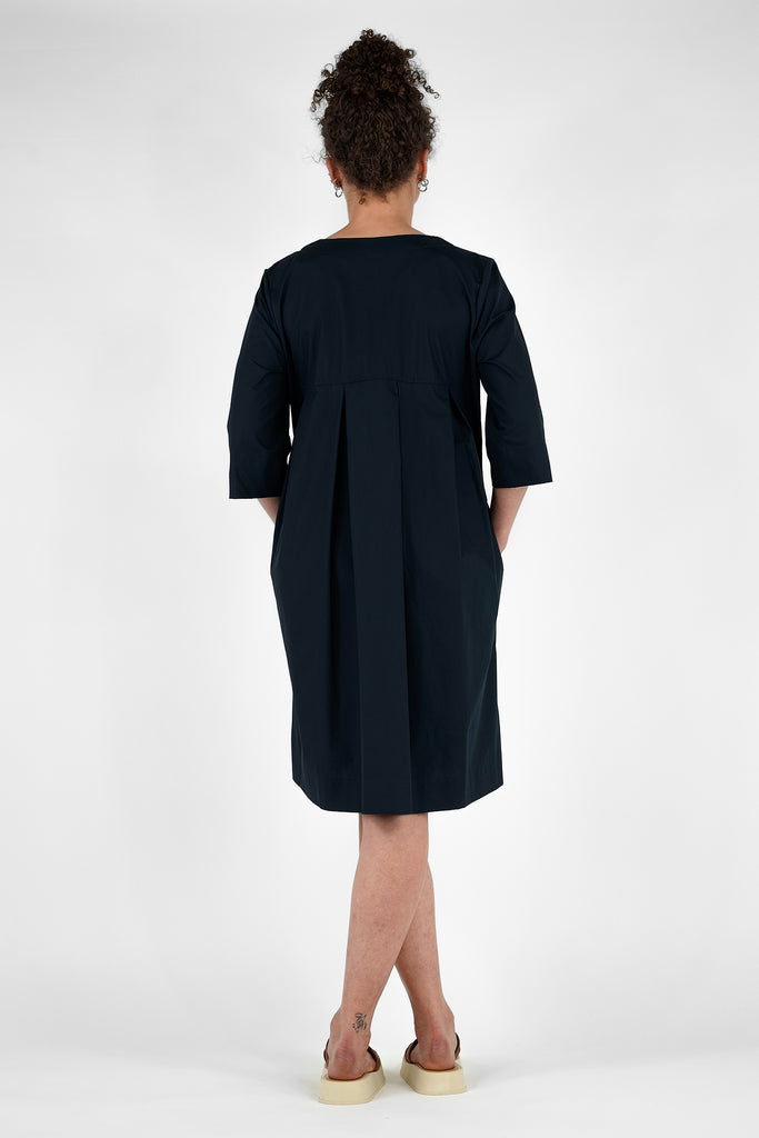 Popeline-Kleid mit Falten im Rücken aus Papertouch-Cotton in dunkelblau