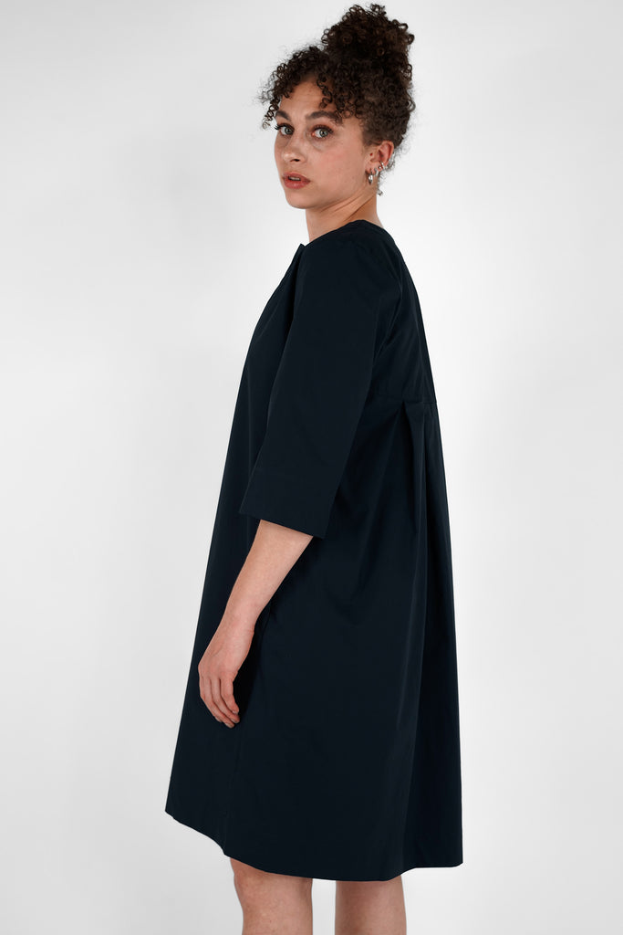 Popeline-Kleid mit Falten im Rücken aus Papertouch-Cotton in dunkelblau