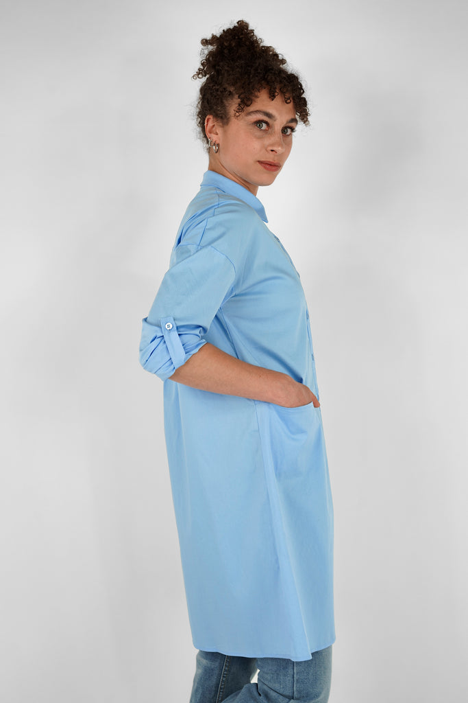 Hemdblusenkleid aus Baumwoll-Popeline in hellblau.