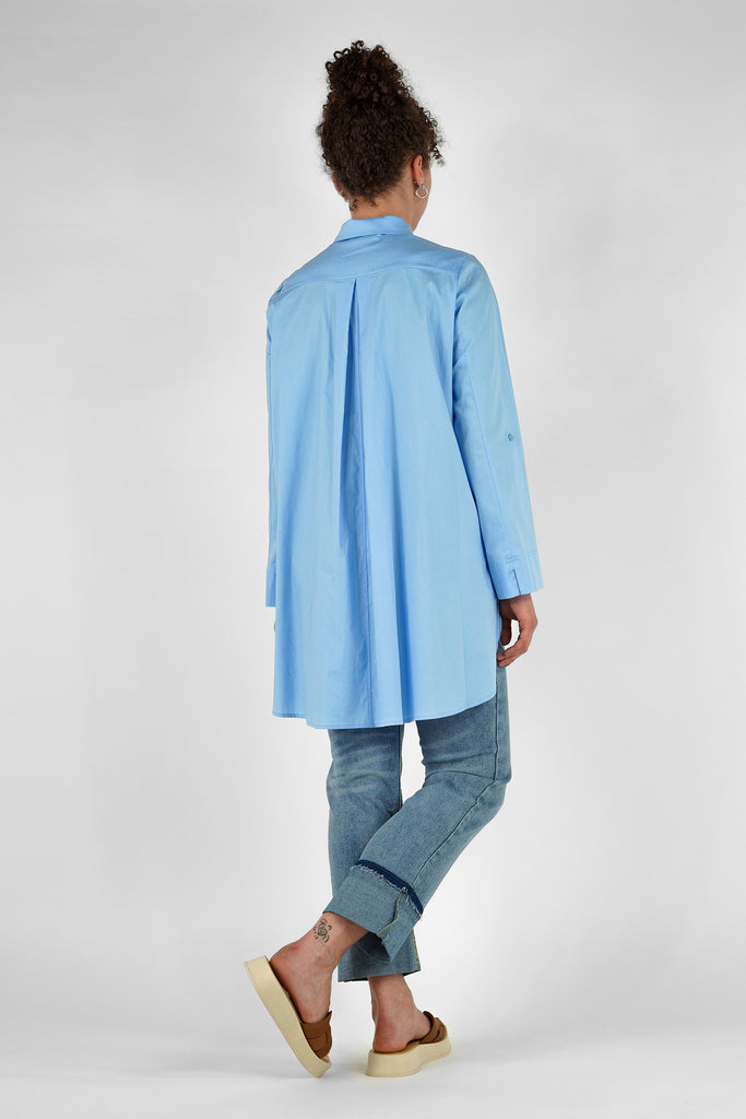 Long-Bluse mit Rückenfalte aus Baumwoll-Popeline in hellblau.