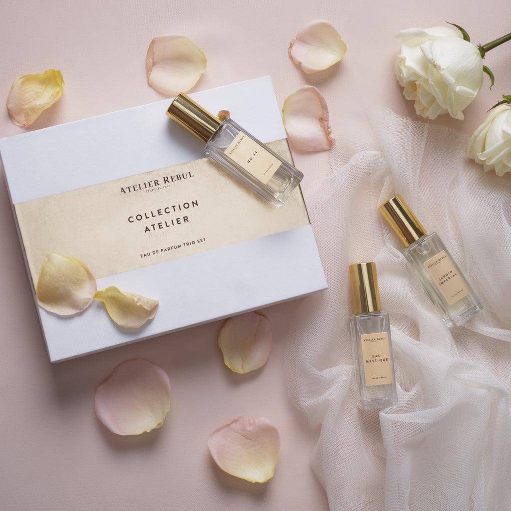 magazzino_designeroutlet_Jardin_Imperial_Eau_de_Parfum_Women_12ml A perfume from the timeless collection L'Atelier, inspired by the era in which our company was founded and by the atmosphere in our studio that makes us so unique. This scent will undoubtedly enchant you. This fairytale scent first surrounds you with tuberose, peach and neroli. The heart then reveals all its floral tones before the composition is finished with cedar, sandalwood and fine musk.
