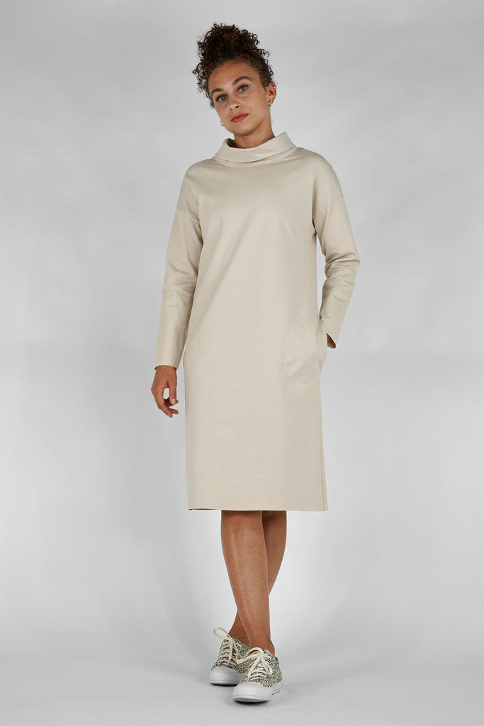Kleid mit Rollkragen aus Viskose-Mix-Qualität in beige