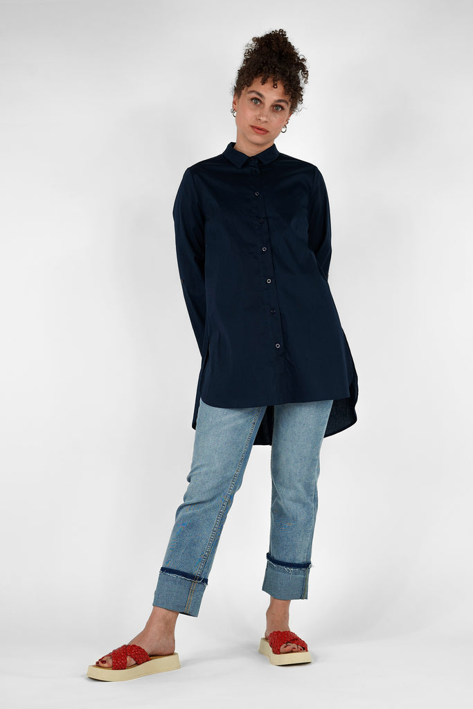 Long-Bluse mit Rückenfalte aus Baumwoll-Popeline in dunkelblau.