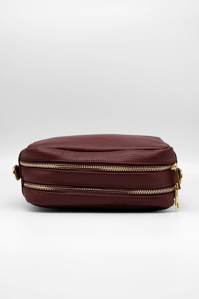Crossbody-Bag ALIA aus genarbtem Leder in bordeaux