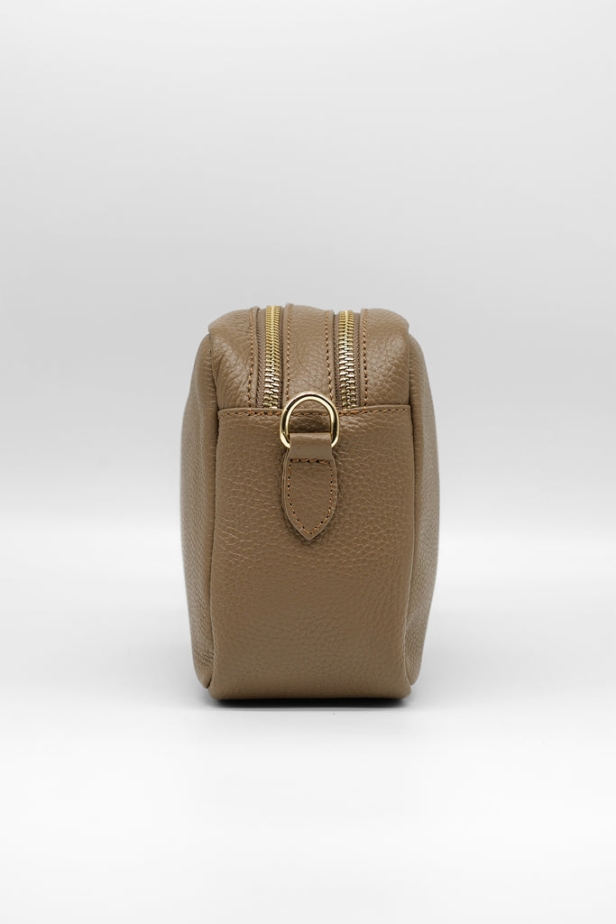 Crossbody-Bag ALIA aus genarbtem Leder in taupe