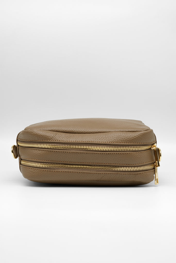 Crossbody-Bag ALIA aus genarbtem Leder in taupe