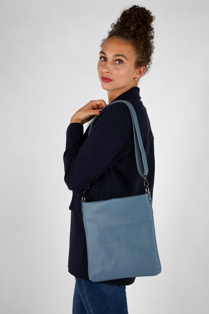 Crossbody-Bag HELENA aus genarbtem Leder in jeansblau