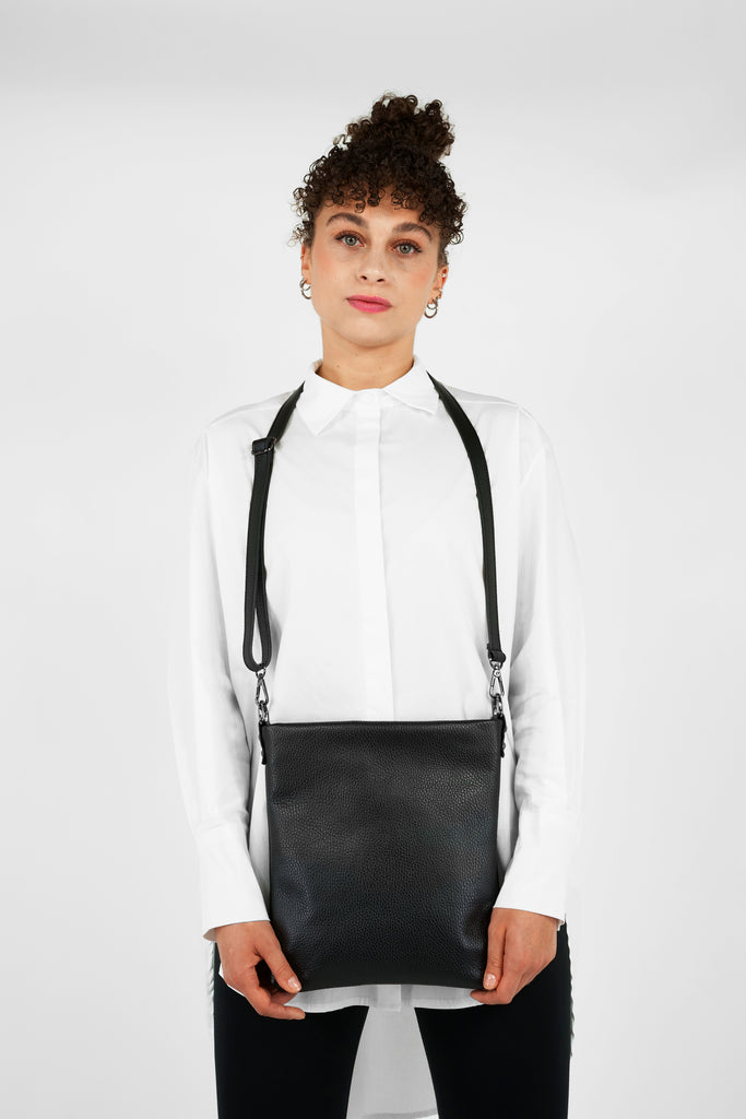 Crossbody-Bag HELENA aus genarbtem Leder in schwarz
