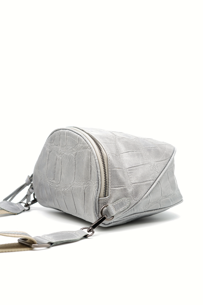 Crossbody-Bag KENNY aus genarbtem Leder mit Kroko-Prägung in hellgrau