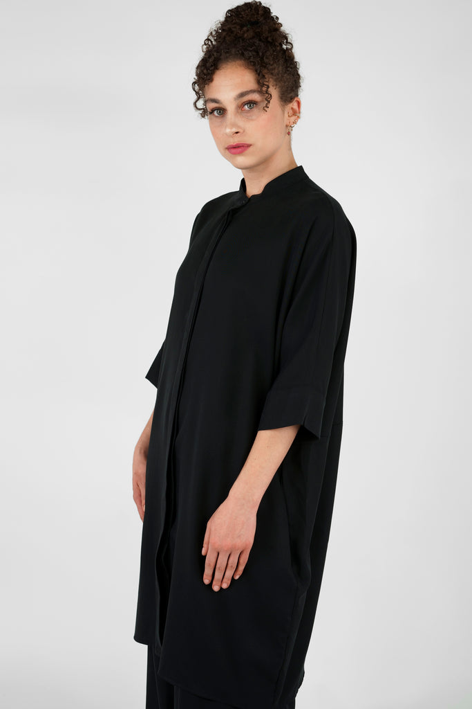 Kleid aus fliessender Tencel-Qualität im oversize-Stil in schwarz.