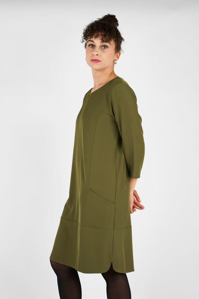Kurzes Kleid aus fliessender Qualität in olivgrün.