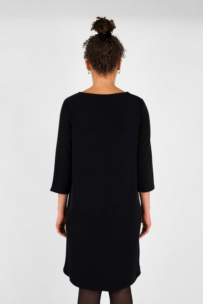 Kurzes Kleid aus fliessender Qualität in schwarz.