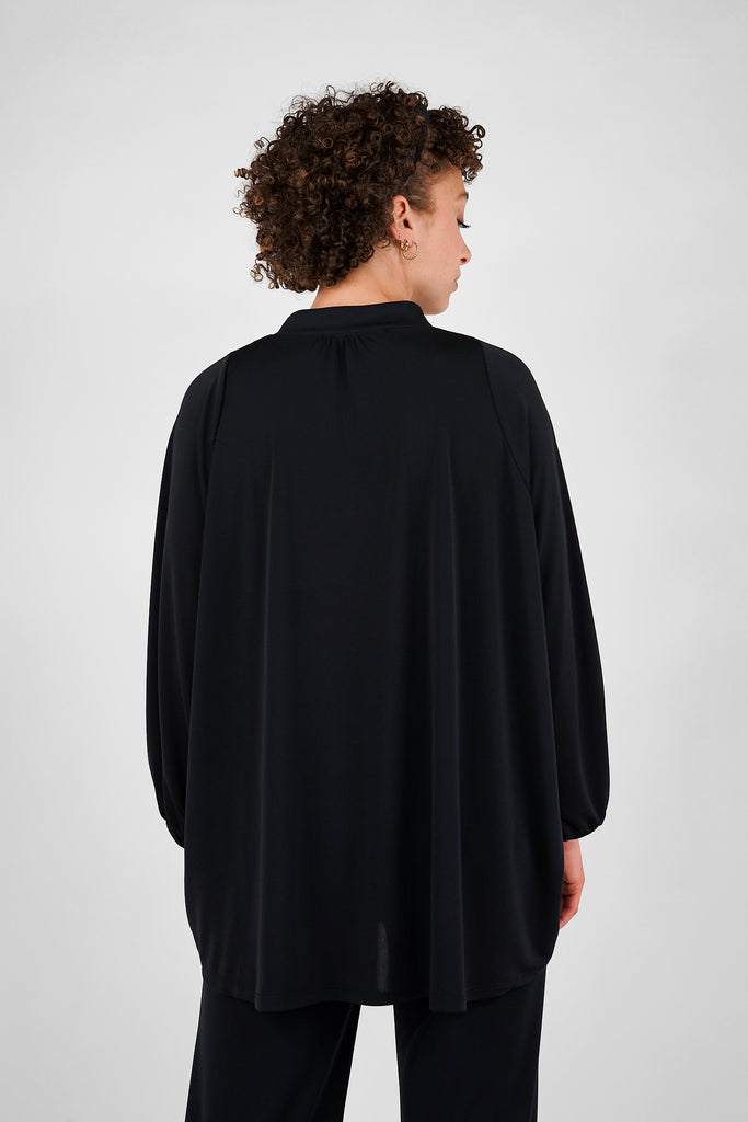 Oversize-Shirt aus fliessender Qualität in schwarz