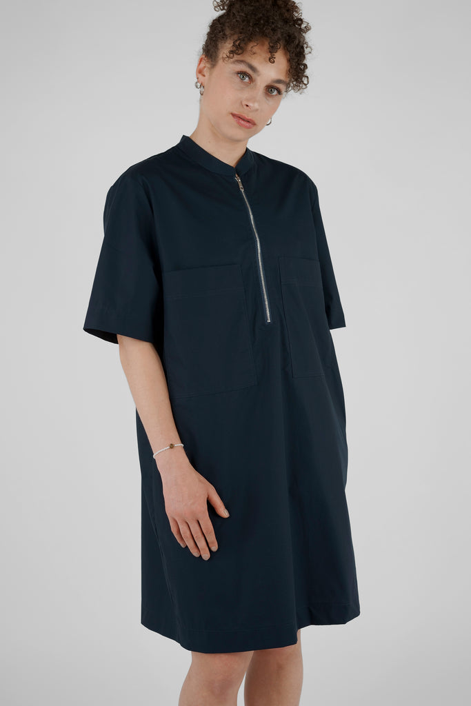 Popeline-Kleid mit Brusttaschen aus Papertouch-Cotton in dunkelblau