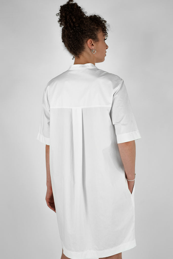 Popeline-Kleid mit Brusttaschen aus Papertouch-Cotton in weiß