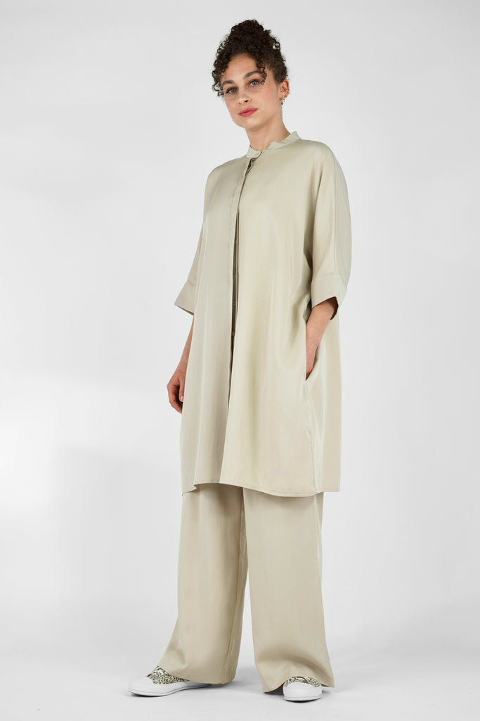 Kleid aus fliessender Tencel-Qualität im oversize-Stil in beige.