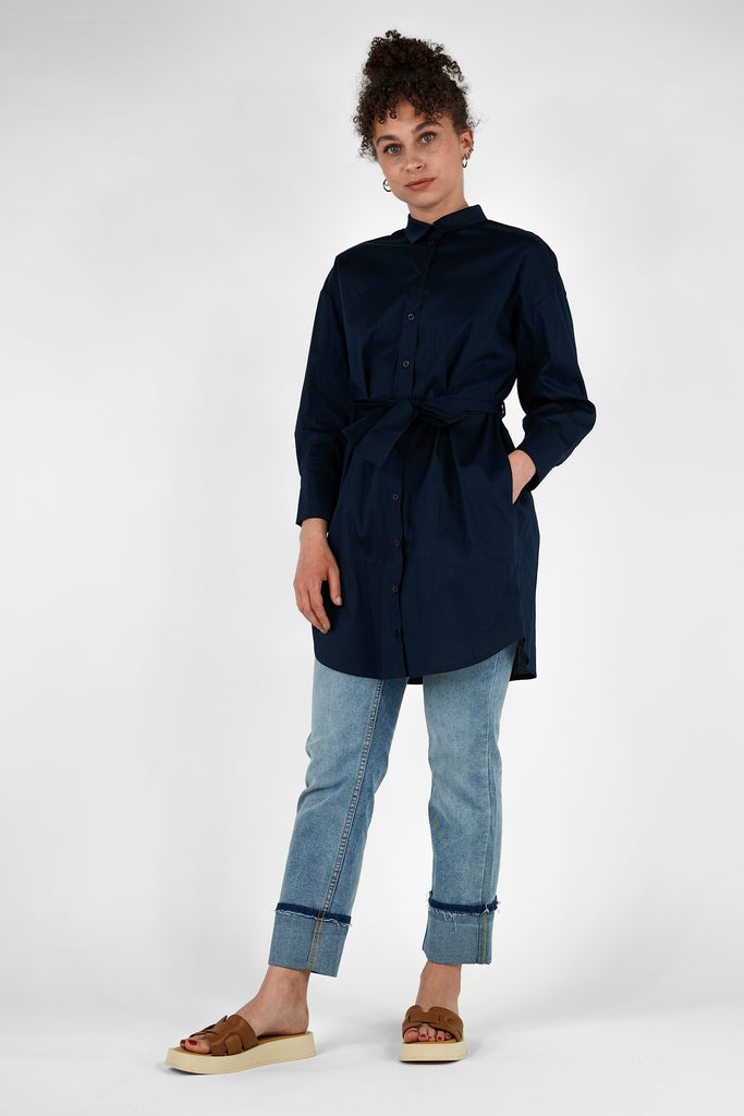 Kurzes Blusenkleid mit Gurt aus Baumwoll-Popeline in dunkelblau.